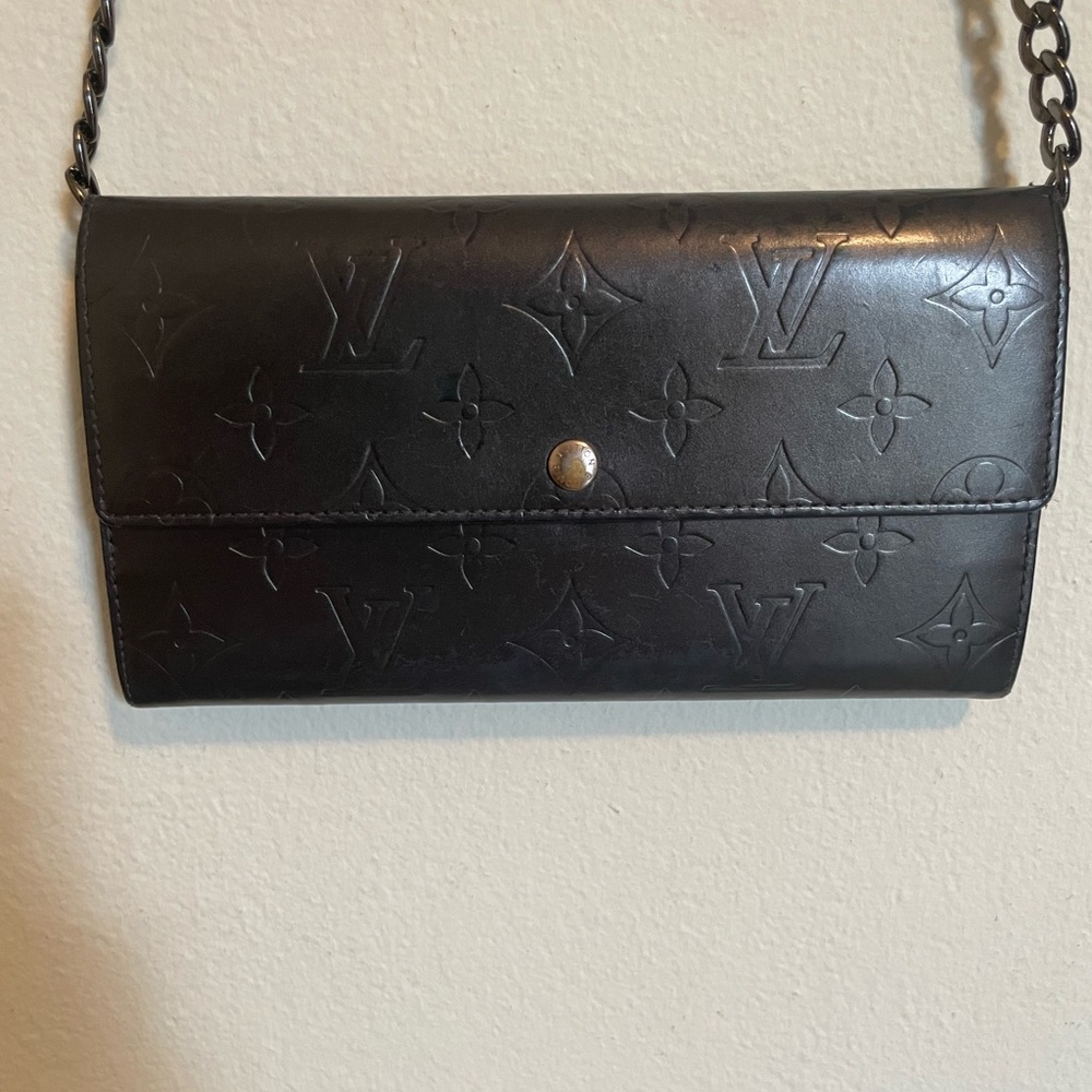 Amazing Louis Vuitton matte, gray vernis wallet with a snapped flap, w chain.